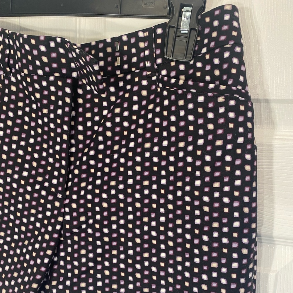 WHITE HOUSE BLACK MARKET 5” short size 4.  New without tags! - Picture 2 of 4
